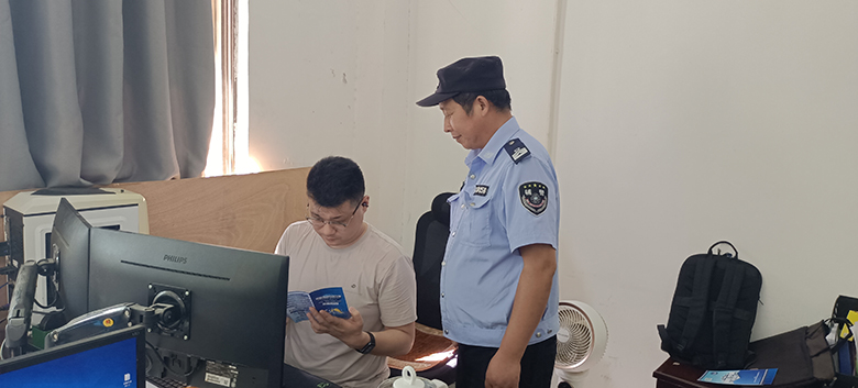 宜兴经开区派出所工作人员到天睦德公司进行防网络谣言宣传